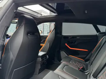 Lamborghini Urus SE Black Orange New Car