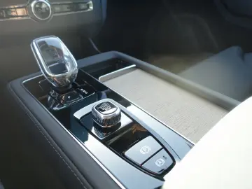 VOLVO XC90 Plus  T8 AWD Plug-in HUD H&K Pano