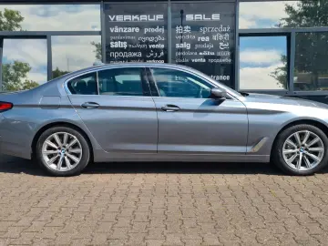BMW 530e Luxury Line- AHK - eGlas-SD - CAM - 8 x ALU
