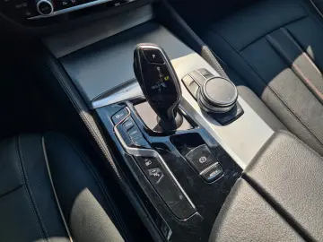 BMW 530e Luxury Line- AHK - eGlas-SD - CAM - 8 x ALU