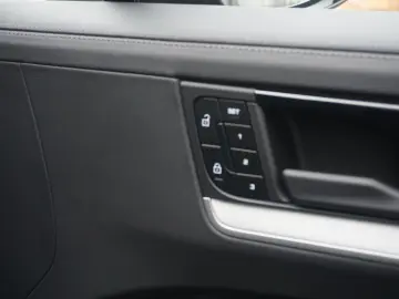 PORSCHE Cayenne E-Hybrid MASSAGE 22 Turbo Approved05-27