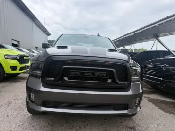DODGE RAM 1500 HEMI 5.7 CREW CAB SPORT HOCH & BREIT
