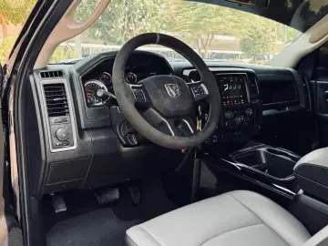DODGE 5.7 V8 4X4 SINGLE RAMBOX CLEAN-CARFAX AHK NAVI