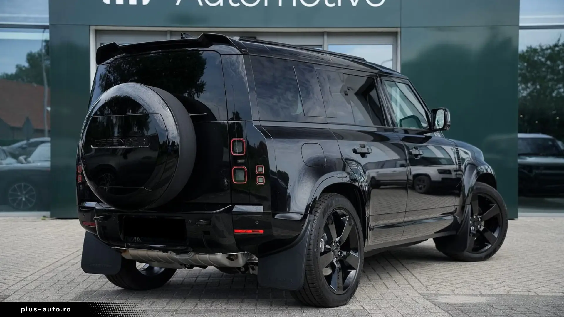 Land Rover Defender 110 P300e Dynamic - MY2026