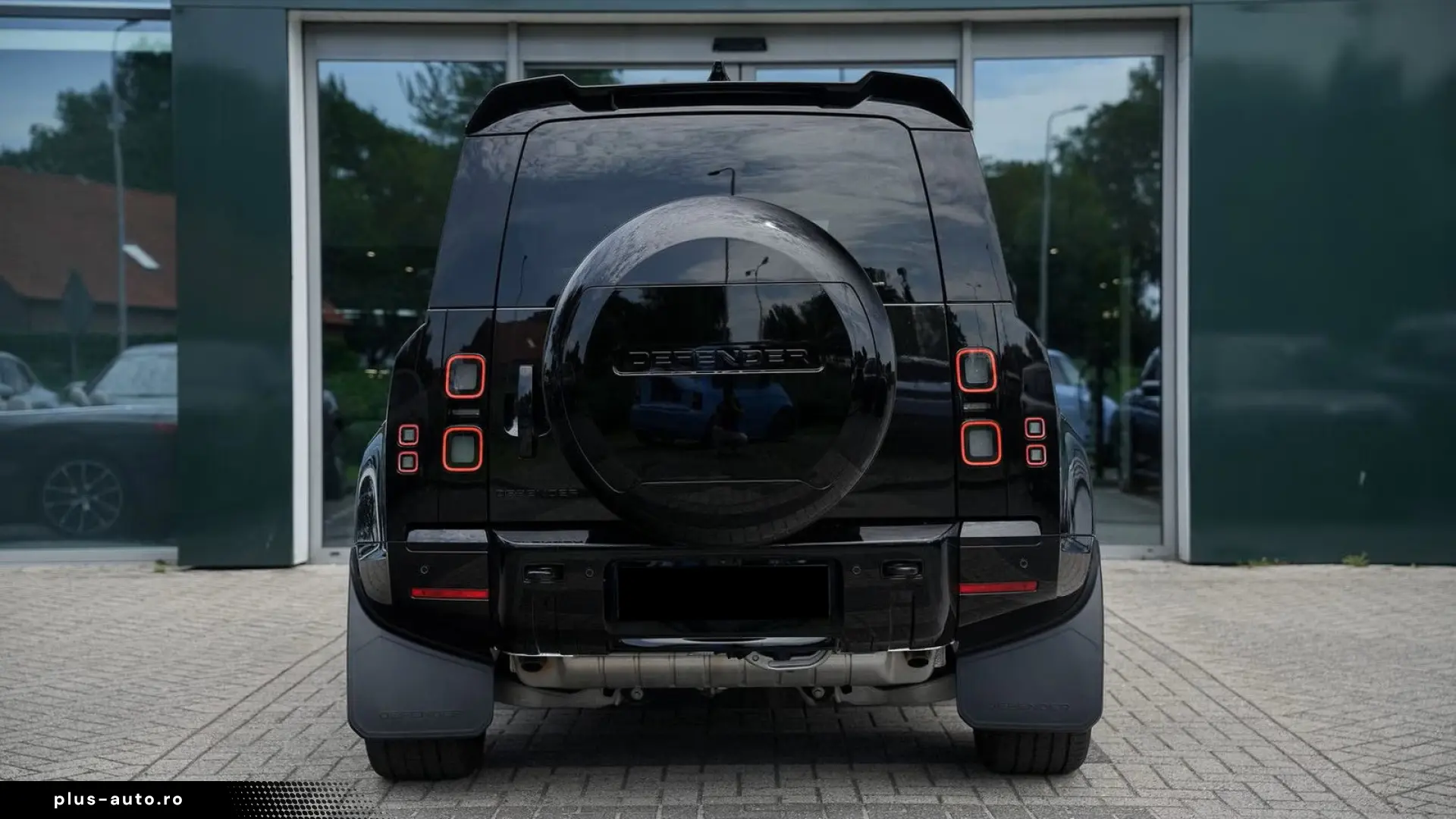 Land Rover Defender 110 P300e Dynamic - MY2026