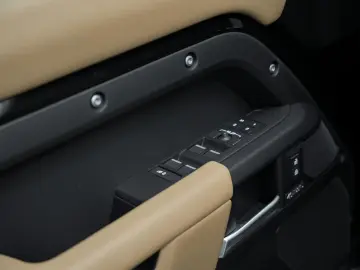 Land Rover Defender 110 P300e Dynamic - MY2026