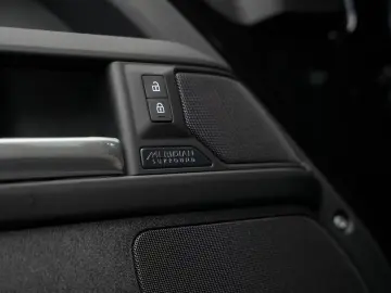 Land Rover Defender 110 P300e Dynamic - MY2026
