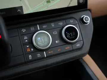 Land Rover Defender 110 P300e Dynamic - MY2026