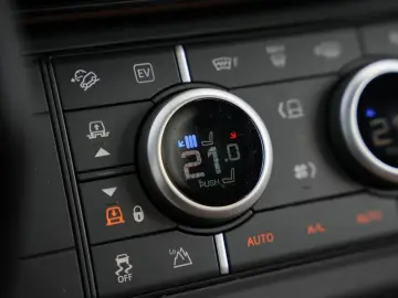 Land Rover Defender 110 P300e Dynamic - MY2026