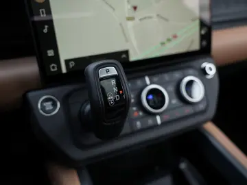 Land Rover Defender 110 P300e Dynamic - MY2026