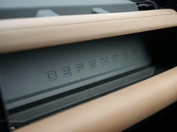 Land Rover Defender 110 P300e Dynamic - MY2026