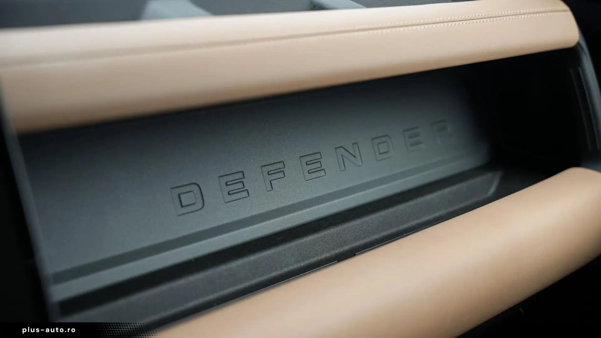 Land Rover Defender 110 P300e Dynamic - MY2026