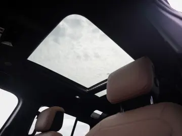Land Rover Defender 110 P300e Dynamic - MY2026