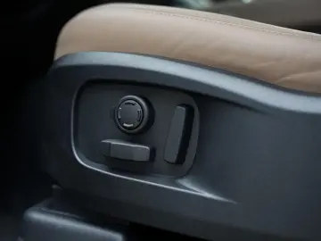 Land Rover Defender 110 P300e Dynamic - MY2026