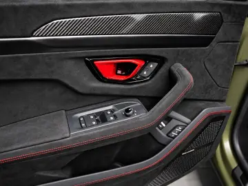 LAMBORGHINI Urus Performante  Carbon Akrapovic Alcantara B&O