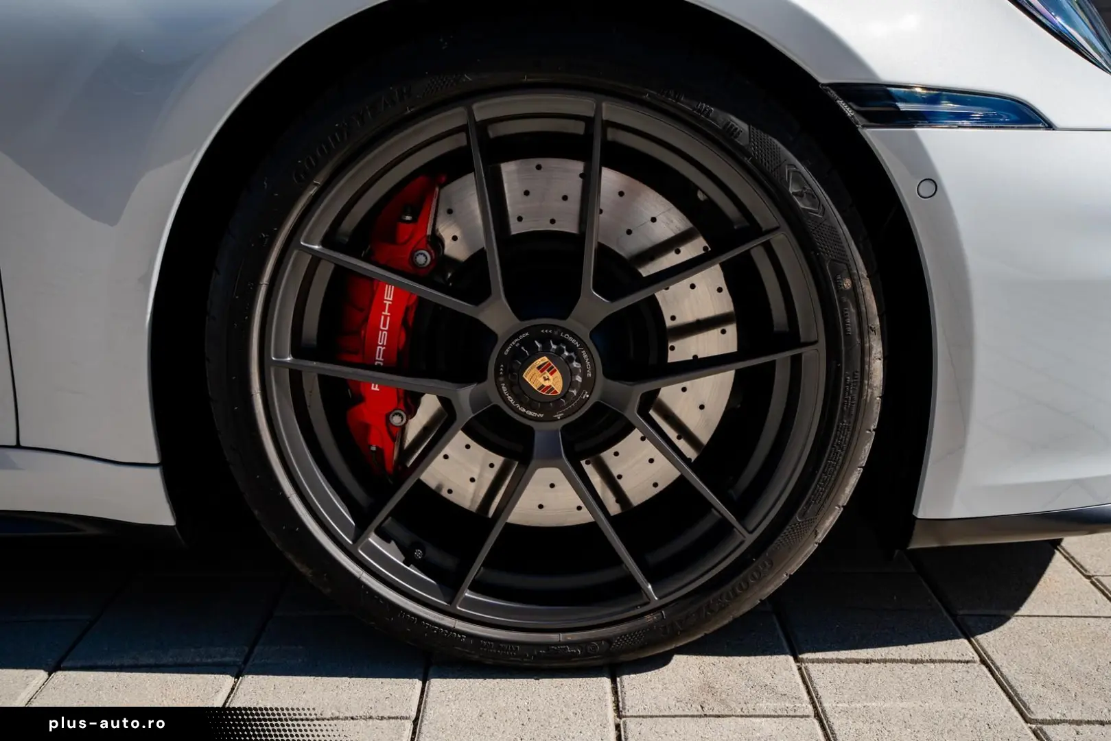 PORSCHE 992.2 Carrera 4 GTS   Carbon Ext   18-W   Lift