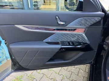 BMW i7 M70 xDrive Pano-Sky B&W TV Lounge Massage