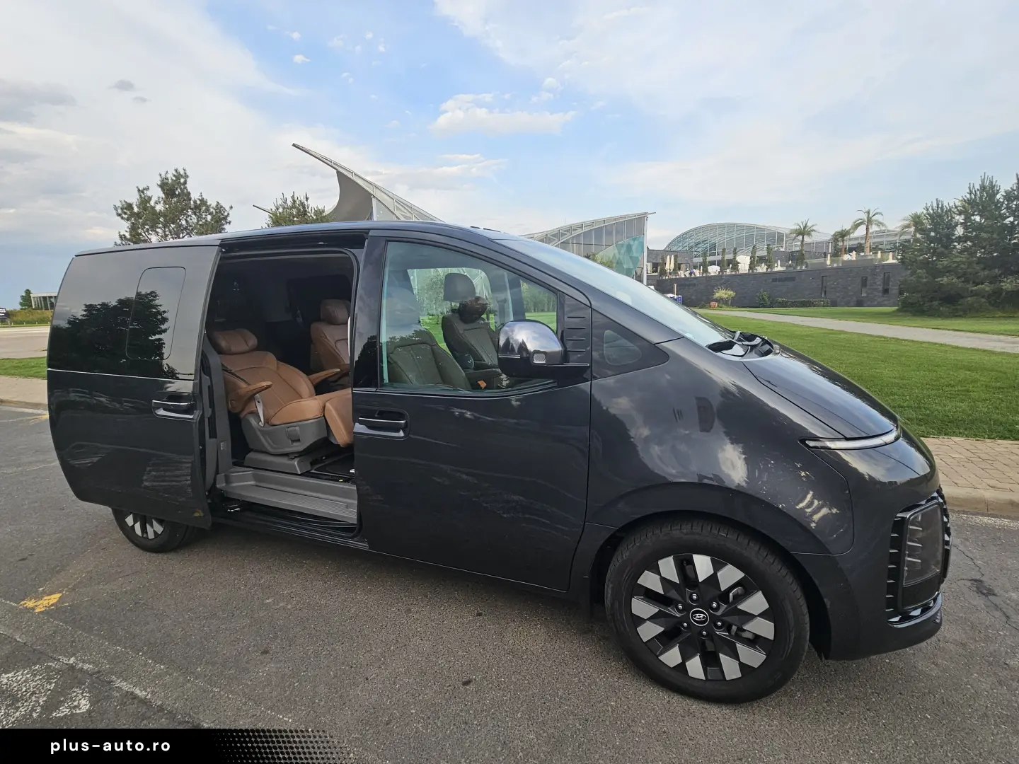 Hyundai STARIA PREMIUM
