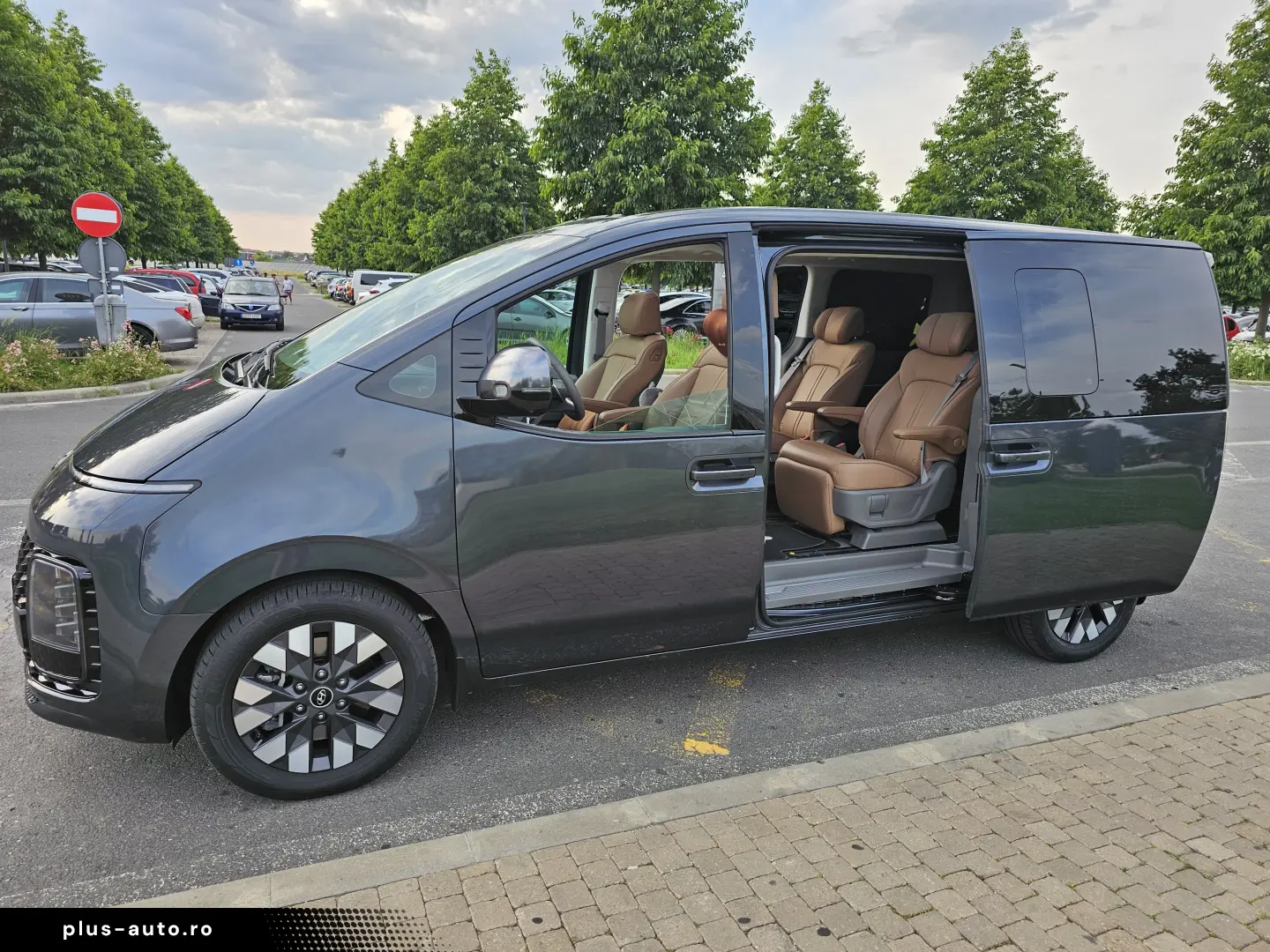 Hyundai STARIA PREMIUM