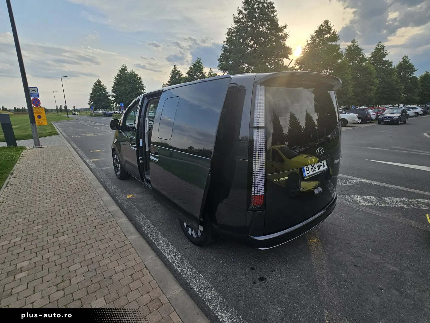 Hyundai STARIA PREMIUM