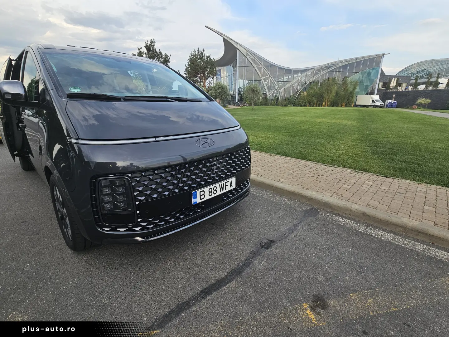 Hyundai STARIA PREMIUM