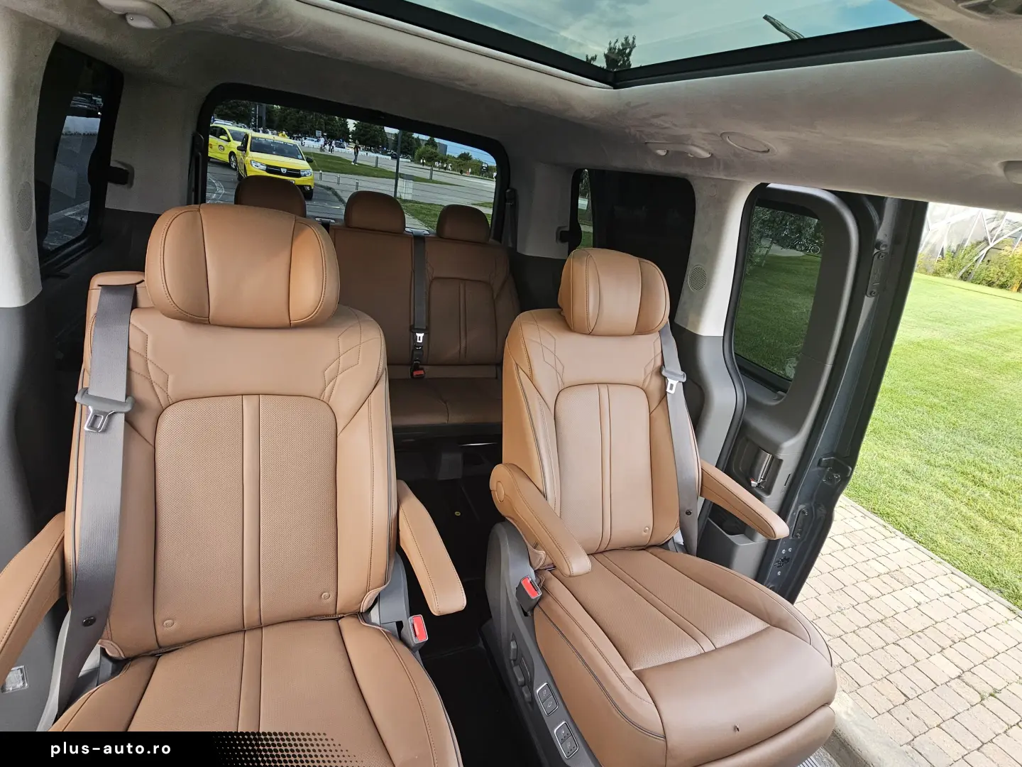 Hyundai STARIA PREMIUM