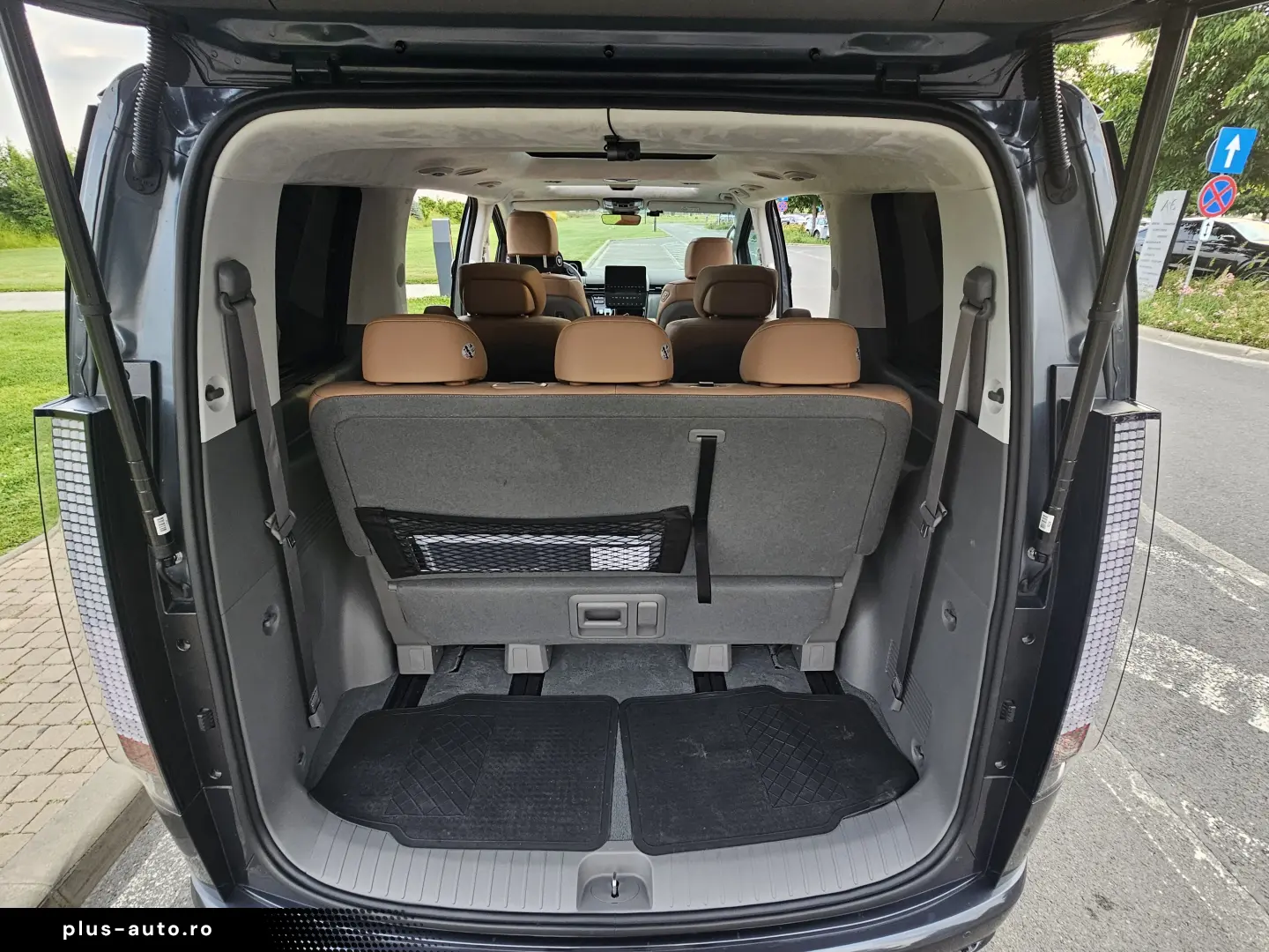 Hyundai STARIA PREMIUM