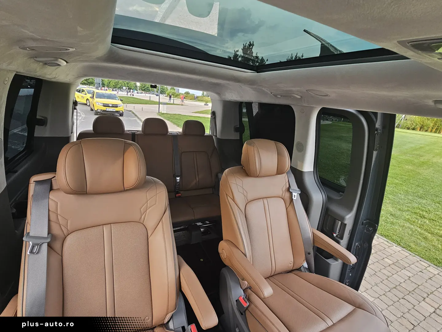 Hyundai STARIA PREMIUM