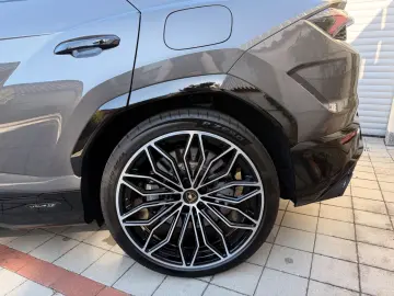LAMBORGHINI Urus SE PANO B&O MASSAGE MWST