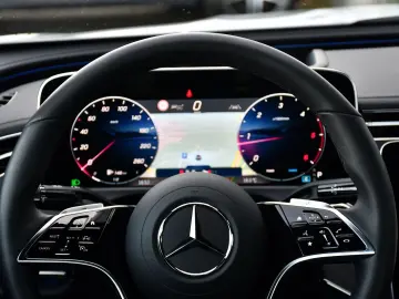 MERCEDES-BENZ E 220d Limousine  Avantgarde HeadUp 360