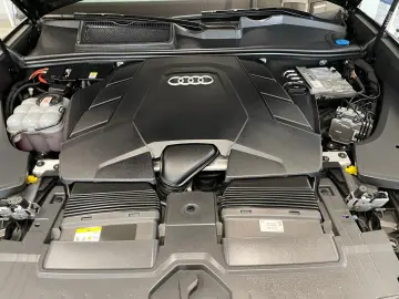 AUDI Q8 55 TFSI quattro  AHK HEAD-UP PANO B&O