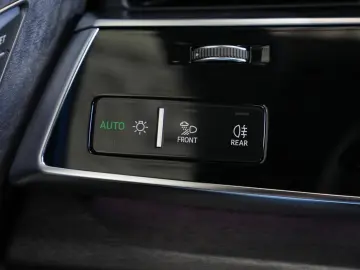 AUDI Q8 50 TDI quattro  AUT PANO AHK B&O HEAD-UP STHZ
