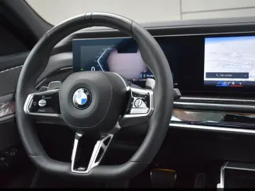 BMW 740 XD M SPORT SHADOW  LCI LUFT. STHZ B&W PANO A