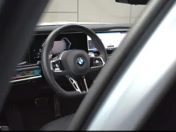 BMW 740 XD M SPORT SHADOW  LCI LUFT. STHZ B&W PANO A