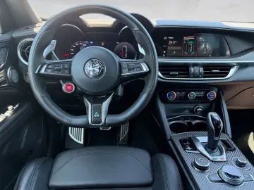 ALFA ROMEO Stelvio Quadrifoglio Q4   ROSSO ETNA   Harmann