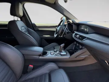 ALFA ROMEO Stelvio Quadrifoglio Q4   ROSSO ETNA   Harmann