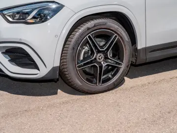 MERCEDES-BENZ GLA 200 d AMG KAM PANO TEMPO KEYLESS SHZ AHK