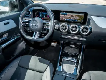 MERCEDES-BENZ GLA 200 d AMG KAM PANO TEMPO KEYLESS SHZ AHK