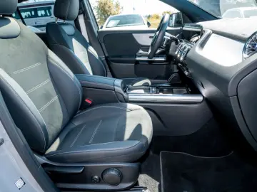 MERCEDES-BENZ GLA 200 d AMG KAM PANO TEMPO KEYLESS SHZ AHK