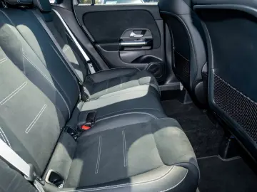 MERCEDES-BENZ GLA 200 d AMG KAM PANO TEMPO KEYLESS SHZ AHK