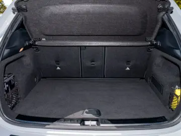 MERCEDES-BENZ GLA 200 d AMG KAM PANO TEMPO KEYLESS SHZ AHK