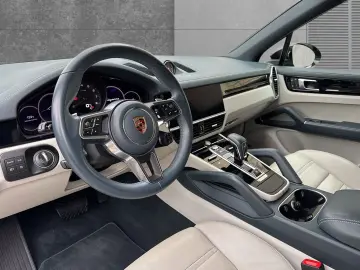 PORSCHE Cayenne Platinum Edition BOSE LED Pano 21