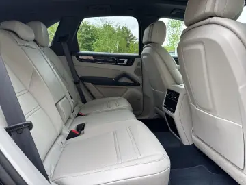 PORSCHE Cayenne Platinum Edition BOSE LED Pano 21