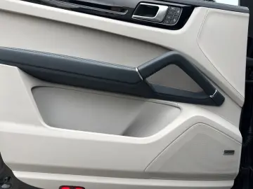 PORSCHE Cayenne Platinum Edition BOSE LED Pano 21
