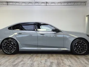 BMW M5 Sedan_Pachet_CarbonPHEV_B&W