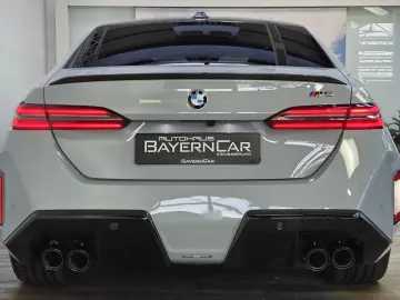 BMW M5 Sedan_Pachet_CarbonPHEV_B&W