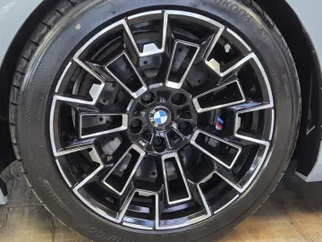 BMW M5 Sedan_Pachet_CarbonPHEV_B&W