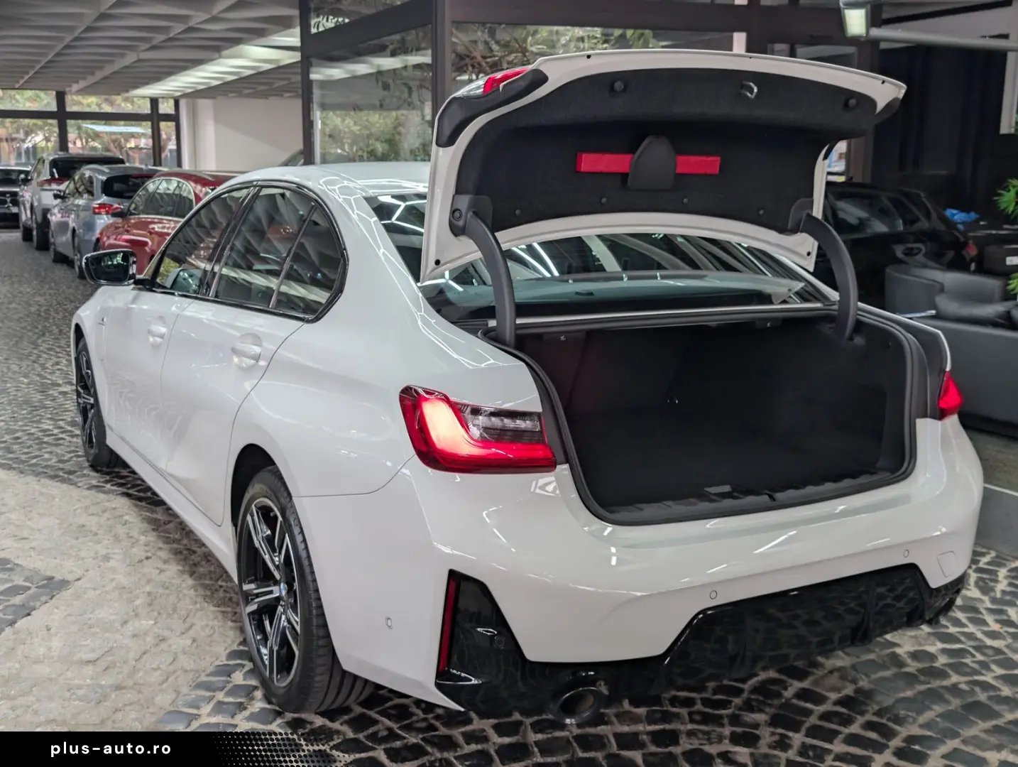 BMW 330 e Limo M Sport Shadow AHK AMBI APP KAM PANO