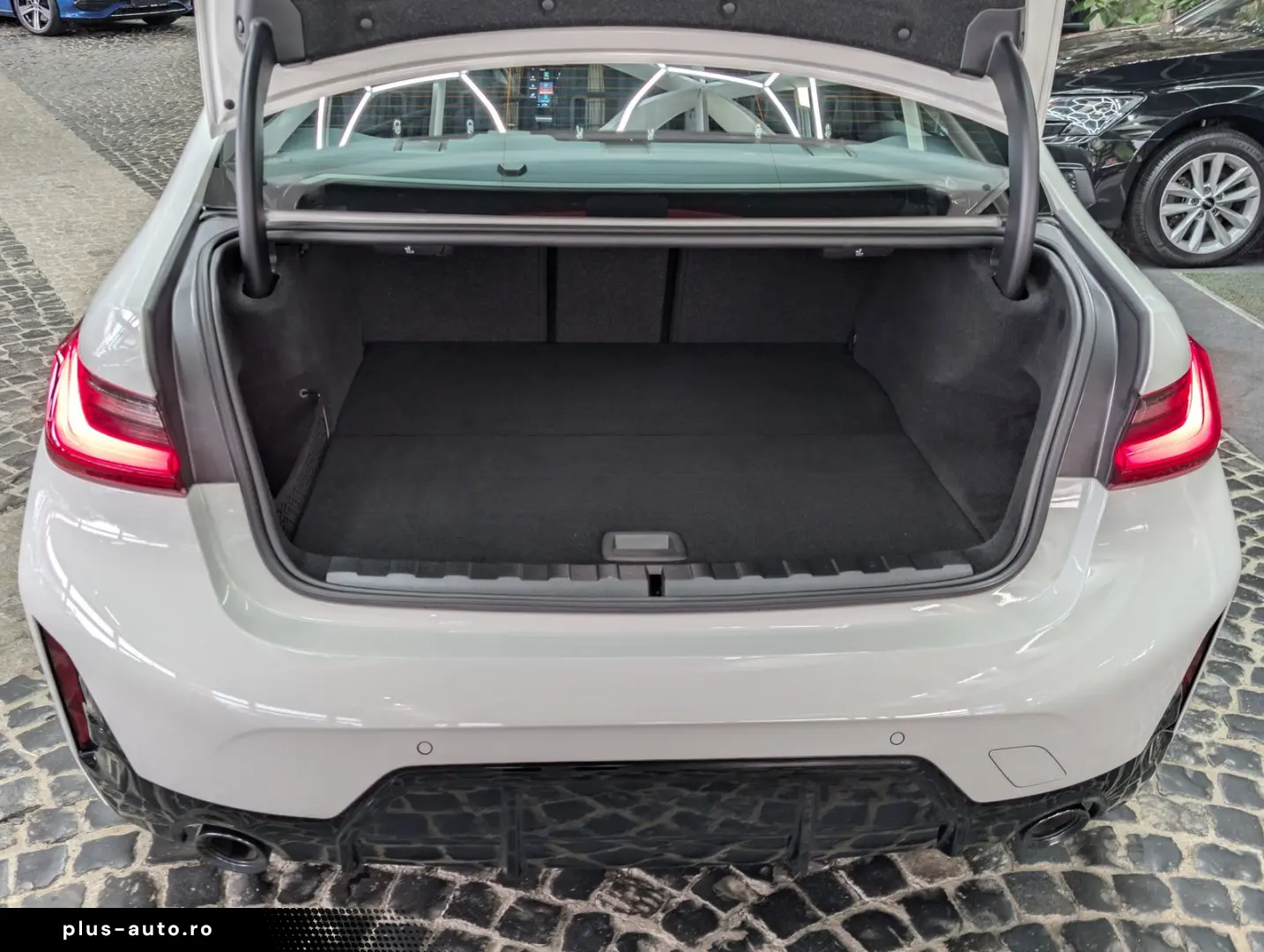 BMW 330 e Limo M Sport Shadow AHK AMBI APP KAM PANO