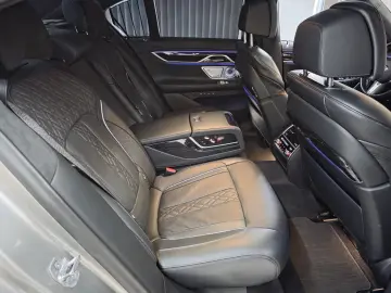 BMW 745 e  M-SPORT  Bowers & Wilkins